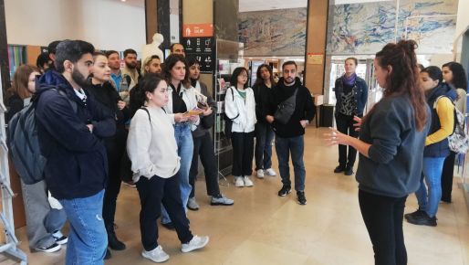 Etudiants en visite avec une intervenante