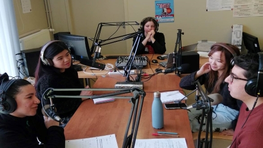 Groupe d'étudiants internationaux dans un studio de radio